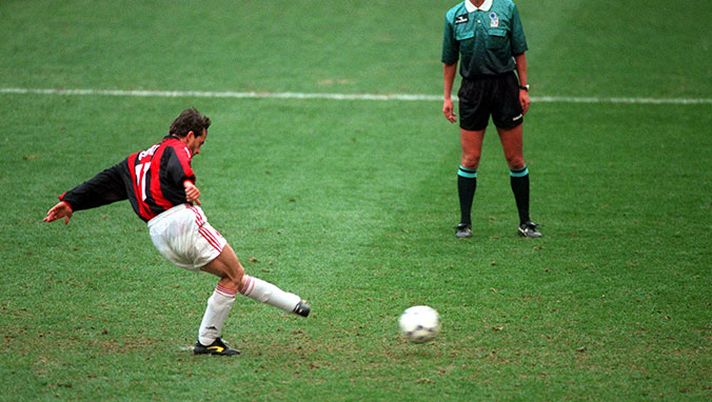 21 marzo 1999: Maurizio Ganz trasforma il rigore del 2-2 in Milan-Bari (credits: acmilan.com) 21 marzo 1999: Maurizio Ganz trasforma il rigore del 2-2 in Milan-Bari (credits: acmilan.com)