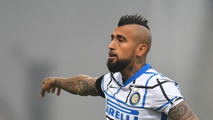 REGGIO NELL'EMILIA, ITALY - NOVEMBER 28: Arturo Vidal of FC Internazionale gestures during the Serie A match between US Sassuolo and FC Internazionale at Mapei Stadium - Città del Tricolore on November 28, 2020 in Reggio nell'Emilia, Italy. (Photo by Alessandro Sabattini/Getty Images) Non fate questi errori per la vostra formazione al fanta: da Vidal fino a Inglese - immagine 1