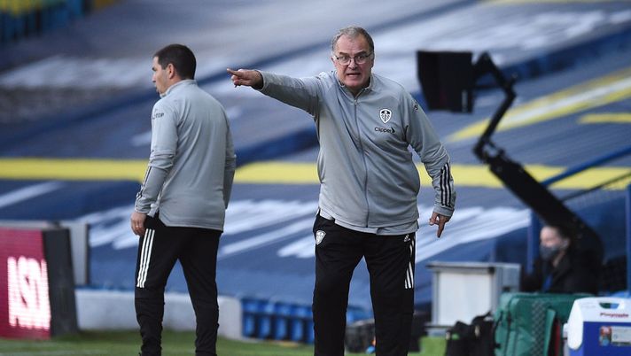 LEEDS, ENGLAND - SEPTEMBER 19: Marcelo Bielsa, Manager of Leeds United gives his team instructions during the Premier League match between Leeds United and Fulham at Elland Road on September 19, 2020 in Leeds, England. (Photo by Oli Scarff - Pool/Getty Images) LEEDS, ENGLAND - SEPTEMBER 19: Marcelo Bielsa, Manager of Leeds United gives his team instructions during the Premier League match between Leeds United and Fulham at Elland Road on September 19, 2020 in Leeds, England. (Photo by Oli Scarff - Pool/Getty Images)