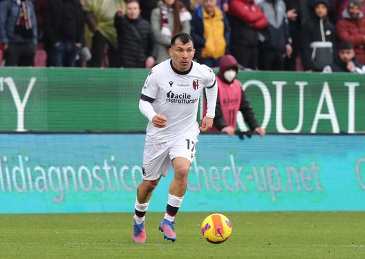 SALERNO, ITALY - FEBRUARY 26: Gary Medel of Bologna FC during the Serie A match between US Salernitana and Bologna FC at Stadio Arechi on February 26, 2022 in Salerno, Italy. (Photo by Francesco Pecoraro/Getty Images) Bologna, Arnautovic verso il forfait: assente un altro top?- immagine 2
