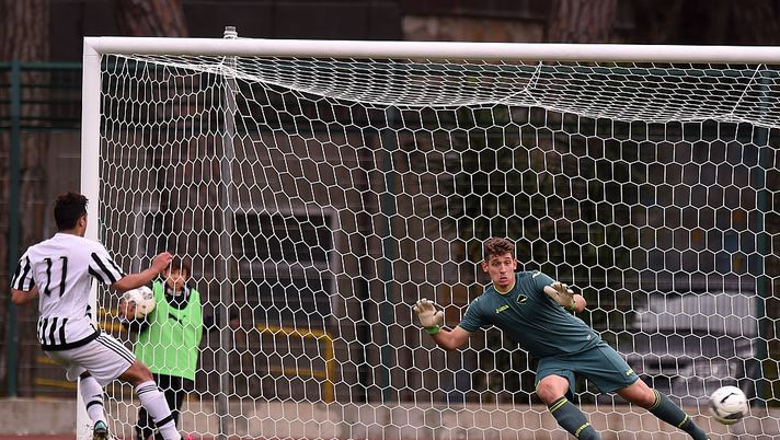 VIAREGGIO, ITALY - MARCH 30: Guido Nahuel Vadala of Juventus scores his team's second goal (penalty) during the Viareggio Juvenile Tournament match between FC Juventus and US Citta di Palermo on March 30, 2016 in Viareggio, Italy. (Photo by Tullio M. Puglia/Getty Images) VIAREGGIO, ITALY - MARCH 30: Guido Nahuel Vadala of Juventus scores his team's second goal (penalty) during the Viareggio Juvenile Tournament match between FC Juventus and US Citta di Palermo on March 30, 2016 in Viareggio, Italy. (Photo by Tullio M. Puglia/Getty Images)