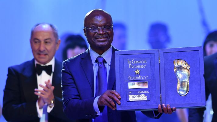 MONTE-CARLO, MONACO - OCTOBER 13: Roger Milla receives the Golden Foot Award trophy during the Golden Foot Award 2014 ceremony at Sporting Club on October 13, 2014 in Monte-Carlo, Monaco. (Photo by Valerio Pennicino/Getty Images for Golden Foot) Roger Milla attacca ADL: “Manca di rispetto al continente africano” - immagine 1