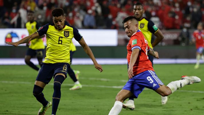 SANTIAGO, CHILE - NOVEMBER 16: Jean Meneses of Chile takes a shot as Byron Castillo of Ecuador defends during a match between Chile and Ecuador as part of FIFA World Cup Qatar 2022 Qualifiers at San Carlos de Apoquindo Stadium on November 16, 2021 in Santiago, Chile. (Photo by Alberto Valdes - Pool/Getty Images) Caso Castillo, parla il suo avvocato: “Il Cile ha creato un caos, bastava recarsi in Ecuador…” - immagine 1