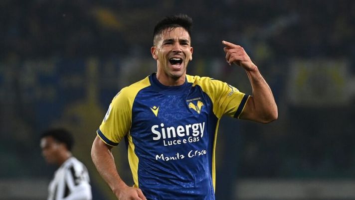 VERONA, ITALY - OCTOBER 30: Giovanni Simeone of Hellas Verona celebrates after scoring his team second goal during the Serie A match between Hellas and Juventus at Stadio Marcantonio Bentegodi on October 30, 2021 in Verona, Italy. (Photo by Alessandro Sabattini/Getty Images) Verona, Simeone è intoccabile: la formazione provata e le ultime su Lazovic e Ilic - immagine 1