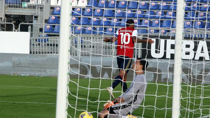 CAGLIARI, ITALY - NOVEMBER 07: Joao Pedro of Cagliari celebrates his goal 1-0 during the Serie A match between Cagliari Calcio and UC Sampdoria at Sardegna Arena on November 07, 2020 in Cagliari, Italy. (Photo by Enrico Locci/Getty Images) 
