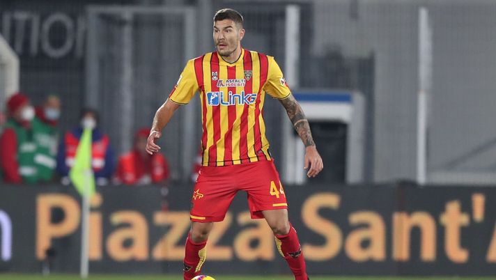 LA SPEZIA, ITALY - DECEMBER 16: Kastriot Dermaku of US Lecce in action during the Coppa Italia match between Spezia and Lecce at Stadio Alberto Picco on December 16, 2021 in La Spezia, Italy. (Photo by Gabriele Maltinti/Getty Images) Lecce, emergenza verso l’Inter: si è fermato un titolare, Strefezza lavora a parte - immagine 1