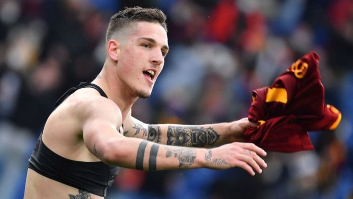 Roma's Italian midfielder Nicolo Zaniolo celebrates a goal cancelled by the VAR during the Italian Serie A football match between AS Roma and Genoa at The Stadio Olimpico in Rome, on February 5, 2022. (Photo by Tiziana FABI / AFP) (Photo by TIZIANA FABI/AFP via Getty Images) Di Marzio: “Zaniolo? Juve informata: la Roma chiede questa cifra. E non vuole scambi” - immagine 1
