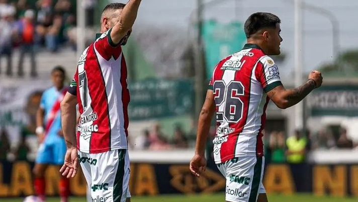 Tutti pazzi per le figurine dei Mondiali: c’è chi scambia i pantaloncini! - immagine 1