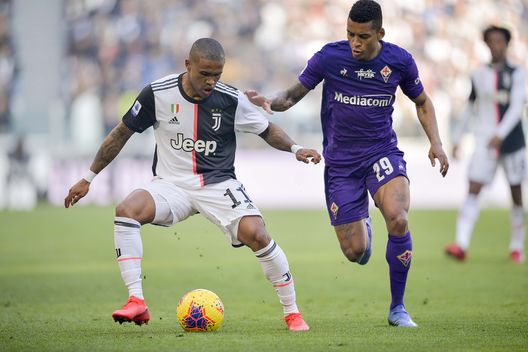 TURIN, ITALY - FEBRUARY 02:  Douglas Costa of Juventus competes for the ball with Henrique Dalbert of ACF Fiorentina during the Serie A match between Juventus and  ACF Fiorentina at Allianz Stadium on February 2, 2020 in Turin, Italy.  (Photo by Daniele Badolato - Juventus FC/Juventus FC via Getty Images) 