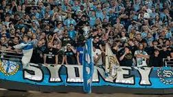 La curva del Sydney FC boicotta la squadra al derby: ma la saluta con i fuochi d’artificio…