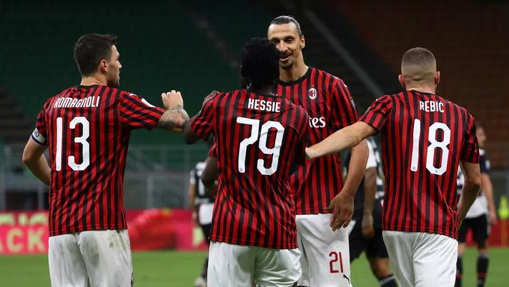 MILAN, ITALY - JULY 07: Franck Kessie of AC Milan celebrates his goal with his team-mate Zlatan Ibrahimovic (back) during the Serie A match between AC Milan and Juventus at Stadio Giuseppe Meazza on July 7, 2020 in Milan, Italy. (Photo by Marco Luzzani/Getty Images)