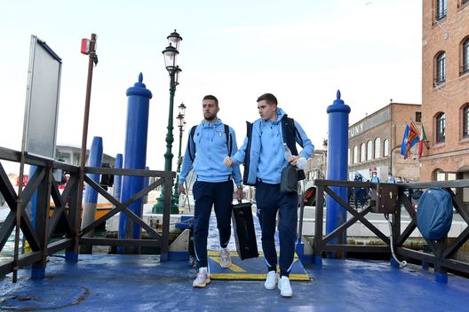 VENICE, ITALY - DECEMBER 22: Sergej Milinkovic Savic and Toma Basic of SS Lazio during the trasfer by boat to the stadium prior the Serie A match between Venezia FC and SS Lazio at Stadio Pier Luigi Penzo on December 22, 2021 in Venice, Italy. (Photo by Marco Rosi/Getty Images) VENICE, ITALY - DECEMBER 22: Sergej Milinkovic Savic and Toma Basic of SS Lazio during the trasfer by boat to the stadium prior the Serie A match between Venezia FC and SS Lazio at Stadio Pier Luigi Penzo on December 22, 2021 in Venice, Italy. (Photo by Marco Rosi/Getty Images)