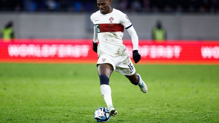 Portugal's forward Rafael Leao runs with the ball during the UEFA Euro 2024 group J qualification football match between Luxembourg and Portugal at the Stade de Luxembourg, in Luxembourg, on March 26, 2023. (Photo by Kenzo TRIBOUILLARD / AFP) (Photo by KENZO TRIBOUILLARD/AFP via Getty Images) Milan, Leao prova a ritrovarsi con il Portogallo: gol e assist ma… rigore sbagliato - immagine 1