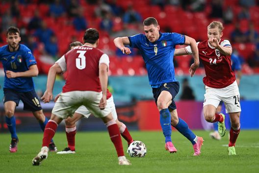 LONDON, ENGLAND - JUNE 26: Andrea Belotti of Italy runs with the ball whilst under pressure from Konrad Laimer of Austria during the UEFA Euro 2020 Championship Round of 16 match between Italy and Austria at Wembley Stadium at Wembley Stadium on June 26, 2021 in London, England. (Photo by Andy Rain - Pool/Getty Images) LONDON, ENGLAND - JUNE 26: Andrea Belotti of Italy runs with the ball whilst under pressure from Konrad Laimer of Austria during the UEFA Euro 2020 Championship Round of 16 match between Italy and Austria at Wembley Stadium at Wembley Stadium on June 26, 2021 in London, England. (Photo by Andy Rain - Pool/Getty Images)