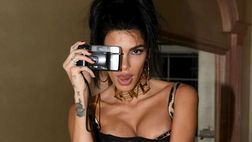 Lady Djordjevic senza freni: topless da urlo e lato B tolgono il fiato