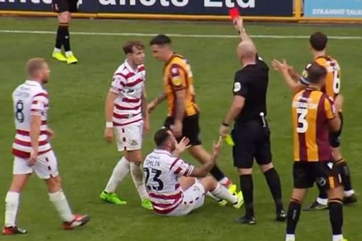 Doppio giallo record in League Two: somma di ammonizioni in 17 secondi…- immagine 2