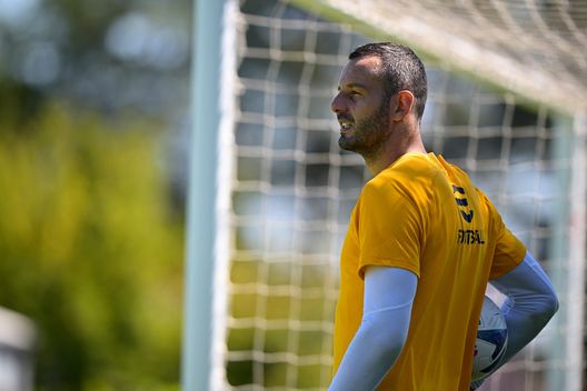 COMO, ITALY - AUGUST 23: Samir Handanovic of FC Internazionale in action during the FC Internazionale training session at the club's training ground Suning Training Center at Appiano Gentile on August 23, 2022 in Como, Italy. (Photo by Mattia Ozbot - Inter/Inter via Getty Images) Inter Handanovic