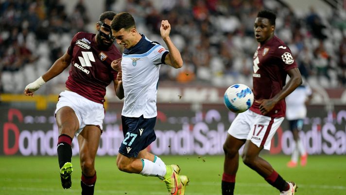 TURIN, ITALY - SEPTEMBER 23: Raul Moro of SS Lazio competes for the ball with Koffi Djidji of Torino FC during the Serie A match between Torino FC v SS Lazio at Stadio Olimpico di Torino on September 23, 2021 in Turin, Italy. (Photo by Marco Rosi - SS Lazio/Getty Images) 