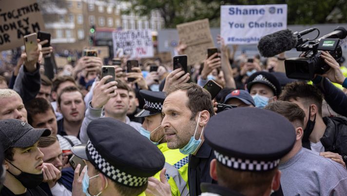 LONDON, ENGLAND - APRIL 20: Chelsea Technical Advisor Petr Čech (centre) speaks to fans of Chelsea Football Club (Photo by Rob Pinney/Getty Images) 
