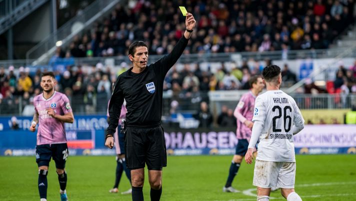 SANDHAUSEN, GERMANY - DECEMBER 15: Referee Deniz Aytekin shows Besar Halimi of Sandhausen the yellow card during the Second Bundesliga match between SV Sandhausen and Hamburger SV at BWT-Stadion am Hardtwald on December 15, 2019 in Sandhausen, Germany. (Photo by Alexander Scheuber/Bongarts/Getty Images) 