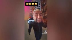 VIDEO / Vidal scappa dalla polizia e ride: il video sui social