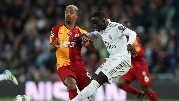 MADRID, SPAIN - NOVEMBER 06: Ferland Mendy of Real Madrid battles for possession with Mario Lemina of Galatasaray during the UEFA Champions League group A match between Real Madrid and Galatasaray at Bernabeu on November 06, 2019 in Madrid, Spain. (Photo by Angel Martinez/Getty Images) 