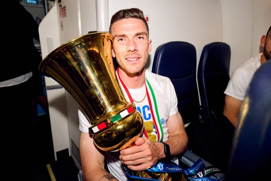 ROME, ITALY - MAY 24: Robin Gosens of FC Internazionale celebrate victory on the return flight after winning the Coppa Italia Final match between ACF Fiorentina and FC Internazionale at Stadio Olimpico on May 24, 2023 in Rome, Italy. (Photo by Mattia Ozbot - Inter/Inter via Getty Images) Gosens: “Con la Fiorentina abbiamo capito che vincere aiuta a vincere”- immagine 2
