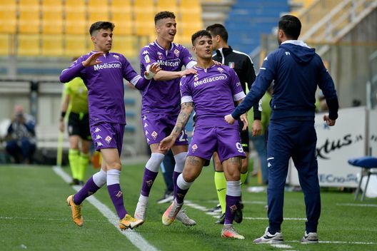 PARMA, ITALY - APRIL 28: Samuel Spallutto of ACF Fiorentina celebrates a opening goal with his team mates during the Primavera TIM Cup Final match between ACF Fiorentina and SS Lazio at Ennio Tardini Stadium on April 28, 2021 in Parma, Italy. (Photo by Marco Rosi - SS Lazio/Getty Images) PARMA, ITALY - APRIL 28: Samuel Spallutto of ACF Fiorentina celebrates a opening goal with his team mates during the Primavera TIM Cup Final match between ACF Fiorentina and SS Lazio at Ennio Tardini Stadium on April 28, 2021 in Parma, Italy. (Photo by Marco Rosi - SS Lazio/Getty Images)