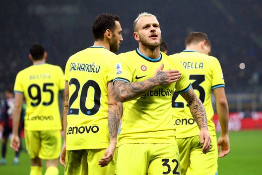 MILAN, ITALY - NOVEMBER 09: Federico Dimarco of FC Internazionale celebrates after scoring their team's fourth goal during the Serie A match between FC Internazionale and Bologna FC at Stadio Giuseppe Meazza on November 09, 2022 in Milan, Italy. (Photo by Marco Luzzani/Getty Images) Inter-Bologna 6-1, Visnadi: “Vittoria pesante soprattutto per Inzaghi. Marotta…”- immagine 2