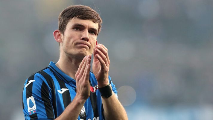 BERGAMO, ITALY - FEBRUARY 02: Marten De Roon of Atalanta BC applaudes during the Serie A match between Atalanta BC and Genoa CFC at Gewiss Stadium on February 2, 2020 in Bergamo, Italy. (Photo by Emilio Andreoli/Getty Images) *** Local Caption *** Marten De Roon ? FOTO – Atalanta, operazione per de Roon: la stima sui tempi di recupero - immagine 1