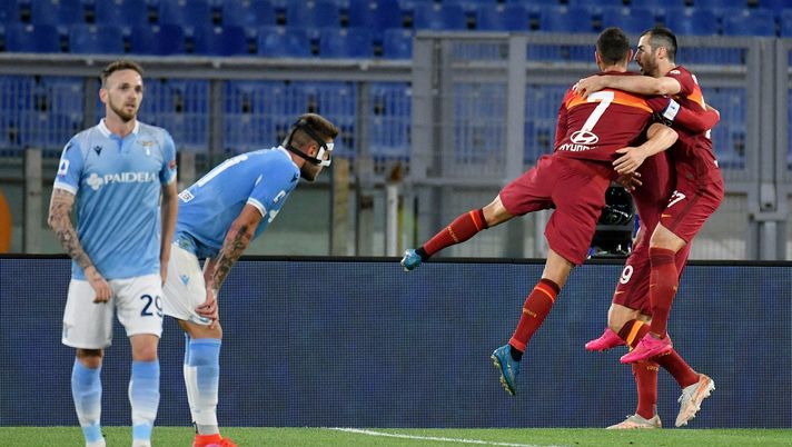 ROME, ITALY - MAY 15: Henrikh Mkhitaryan of AS Roma celebrates a opening goal with his team mates during the Serie A match between AS Roma  and SS Lazio at Stadio Olimpico on May 15, 2021 in Rome, Italy. (Photo by Marco Rosi - SS Lazio/Getty Images) 