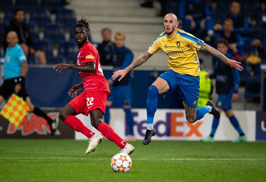 SALZBURG, AUSTRIA - AUGUST 17: Oumar Solet of Salzburg (L) in action with Jens Martin Gammelby of Broendby during the UEFA Champions League Play-Offs Leg One match between FC Red Bull Salzburg and Broendby IF at Red Bull Arena on August 17, 2021 in Salzburg, Austria. (Photo by Daniel Kopatsch/Getty Images) Calciomercato Torino, trattativa a rilento per Solet: può essere legata a Bremer- immagine 3