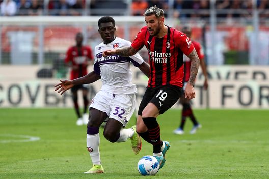 MILAN, ITALY - MAY 01: Theo Hernandez of AC Milan is challenged by Alfred Duncan of Fiorentina during the Serie A match between AC Milan and ACF Fiorentina at Stadio Giuseppe Meazza on May 01, 2022 in Milan, Italy. (Photo by Marco Luzzani/Getty Images)