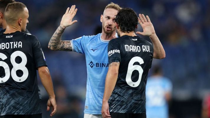 ROME, ITALY - SEPTEMBER 03: Manuel Lazzari of SS Lazio argues with Mario Rui of Napoli during the Serie A match between SS Lazio and SSC Napoli at Stadio Olimpico on September 03, 2022 in Rome, Italy. (Photo by Paolo Bruno/Getty Images) Lazio, la Gazzetta: “Accordi trovati per due rinnovi, firme in arrivo a breve giro” - immagine 1