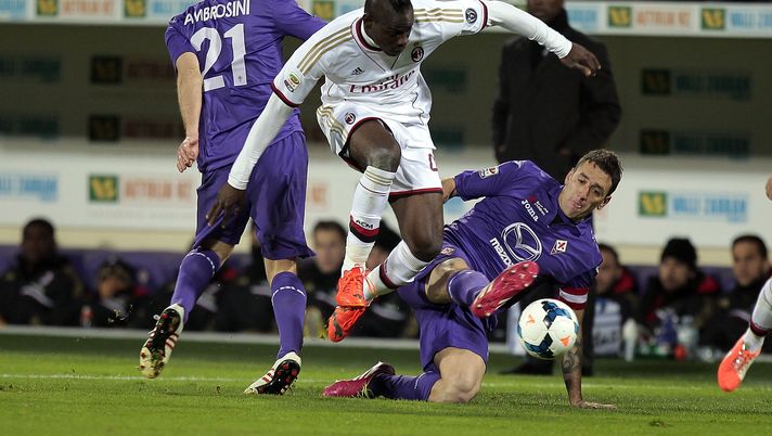 26 marzo 2014, Fiorentina-Milan 0-2: Mario Balotelli in mezzo ai difensori viola (credits: GETTY Images) 