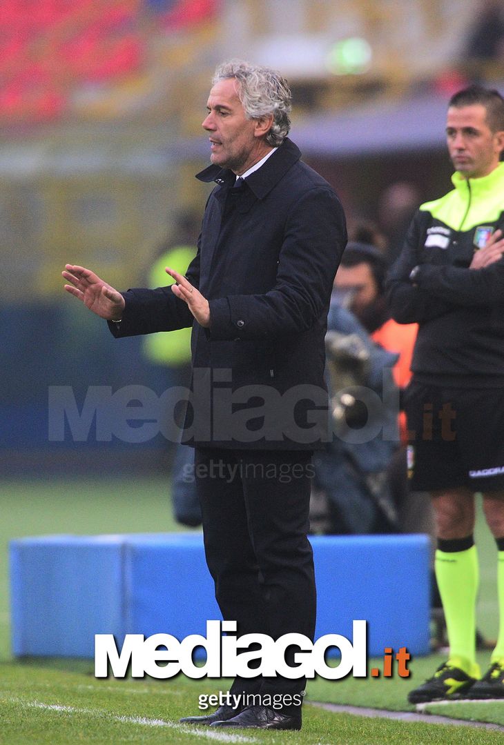  BOLOGNA, ITALY - NOVEMBER 20: Roberto Donadoni hed coach of Bologna FC gestrures during the Serie A match between Bologna FC and US Citta di Palermo at Stadio Renato Dall'Ara on November 20, 2016 in Bologna, Italy.  (Photo by Mario Carlini / Iguana Press/Getty Images) 