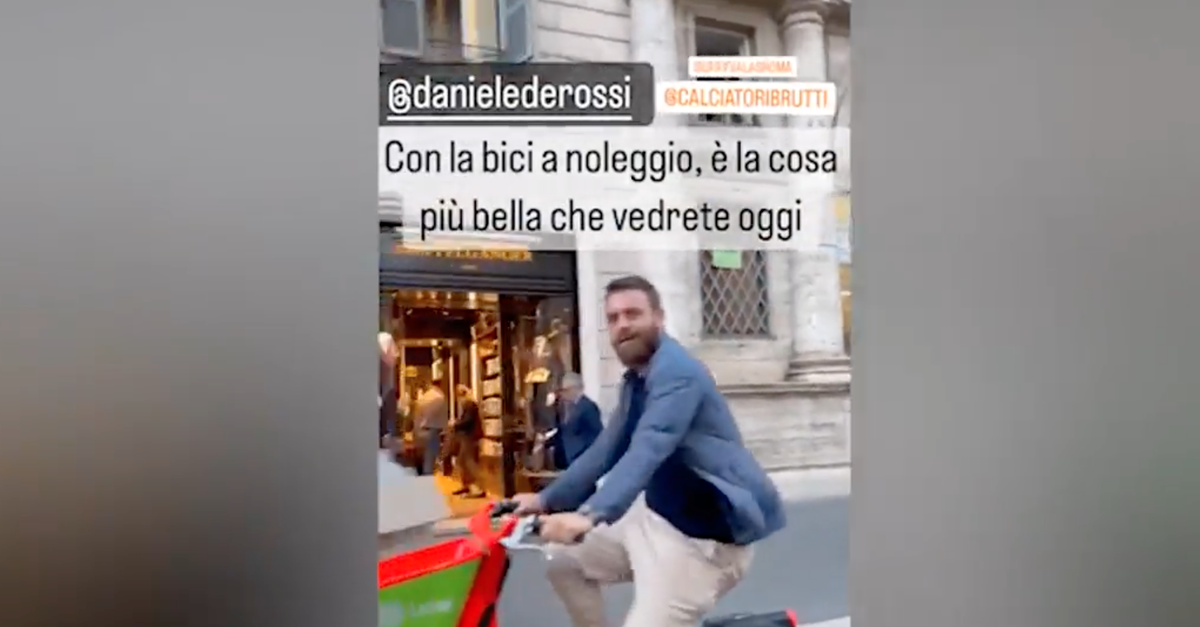 VIDEO / Guarda chi pedala in giro per Roma? De Rossi sulla bici a noleggio