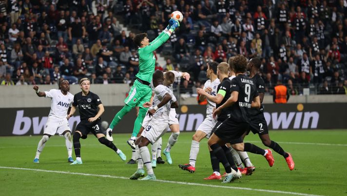 FRANKFURT AM MAIN, GERMANY - SEPTEMBER 16: Altay Bayindir of Fenerbahce punches the ball clear during the UEFA Europa League group D match between Eintracht Frankfurt and Fenerbahce at Deutsche Bank Park on September 16, 2021 in Frankfurt am Main, Germany. (Photo by Alex Grimm/Getty Images) Fenerbahce, derby perso: i tifosi contestano Altay Bayındır, il loro portiere… - immagine 1