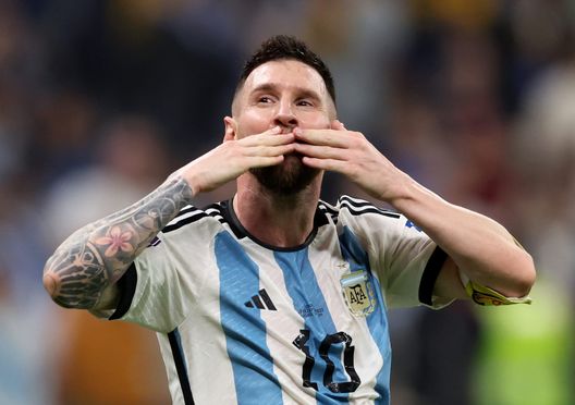 (Photo by Clive Brunskill/Getty Images) Messi, quel bacio alla Coppa come fosse una fidanzata- immagine 2