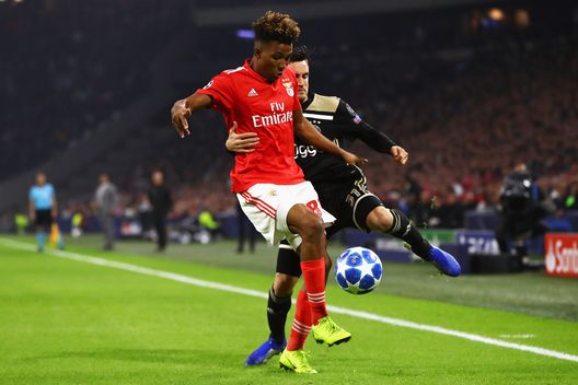  AMSTERDAM, NETHERLANDS - OCTOBER 23: Nicolas Tagliafico of Ajax battles for the ball with Gedson Fernandes of Benfica during the Group E match of the UEFA Champions League between Ajax and SL Benfica at Johan Cruyff Arena on October 23, 2018 in Amsterdam, Netherlands. (Photo by Dean Mouhtaropoulos/Getty Images) 