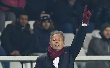  TURIN, ITALY - DECEMBER 16: Coach of Torino FC Sinisa Mihajlovic gestures during the Serie A match between Torino FC and SSC Napoli at Stadio Olimpico di Torino on December 16, 2017 in Turin, Italy. (Photo by Francesco Pecoraro/Getty Images)