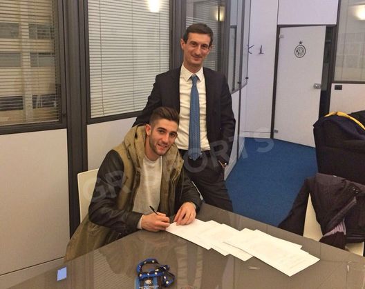 Gagliardini al momento della firma (GR Sports) Gagliardini al momento della firma (GR Sports)