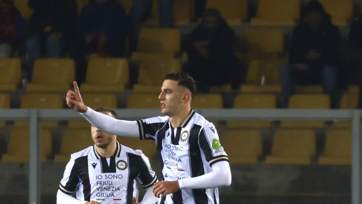 LECCE, ITALY - FEBRUARY 21: Lorenzo Lucca of Udinese after scoring his team's opening goal during the Serie A match between Lecce and Udinese at Stadio Via del Mare on February 21, 2025 in Lecce, Italy. (Photo by Maurizio Lagana/Getty Images) Udinese – Lucca è un vero e proprio gioiello di mercato: i dati - immagine 1