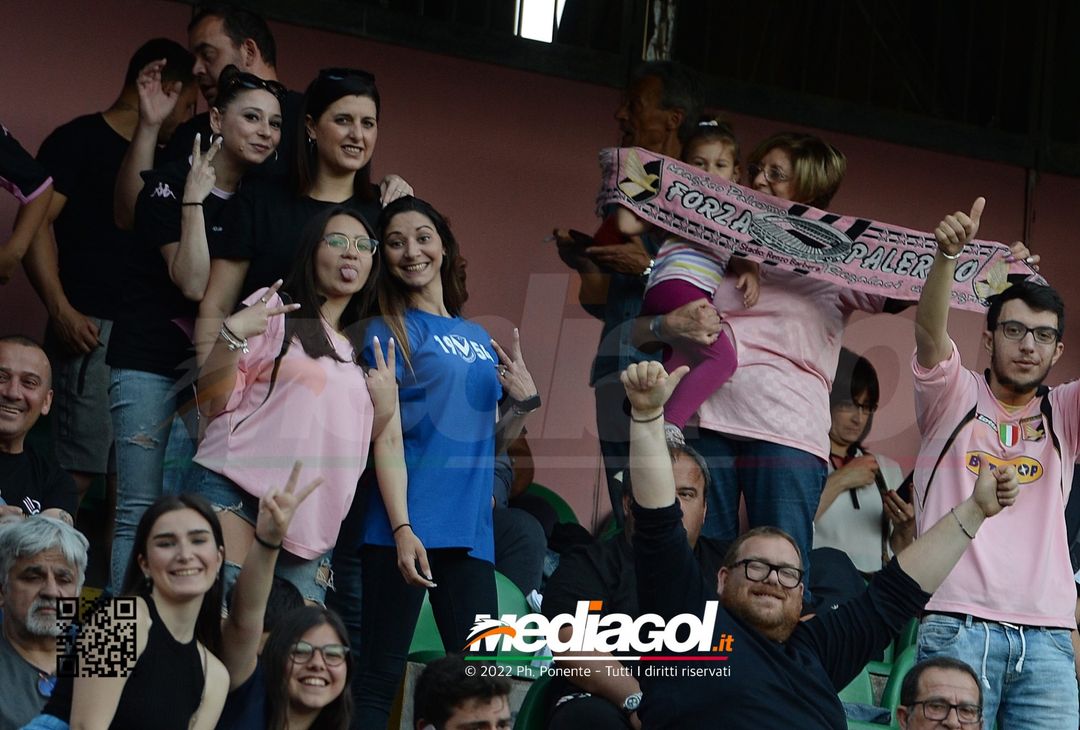 Fototifo, i tifosi allo stadio per Palermo-Feralpisaló 1-0 (gallery) - immagine 140