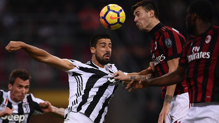 Juventus' midfielder Sami Khedira from Germany (L) jumps for the ball with AC Milan's defender Alessio Romagnoli during the Italian Serie A football match AC Milan Vs Juventus on October 28, 2017 at the 'Giuseppe Meazza' Stadium in Milan. / AFP PHOTO / MARCO BERTORELLO (Photo credit should read MARCO BERTORELLO/AFP/Getty Images) Juventus' midfielder Sami Khedira from Germany (L) jumps for the ball with AC Milan's defender Alessio Romagnoli during the Italian Serie A football match AC Milan Vs Juventus on October 28, 2017 at the 'Giuseppe Meazza' Stadium in Milan. / AFP PHOTO / MARCO BERTORELLO (Photo credit should read MARCO BERTORELLO/AFP/Getty Images)
