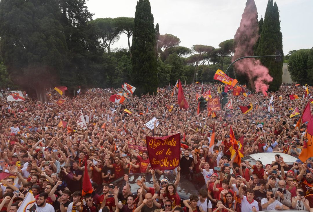 Roma, il popolo giallorosso in festa visto dal pullman della squadra – FOTO GALLERY - immagine 75