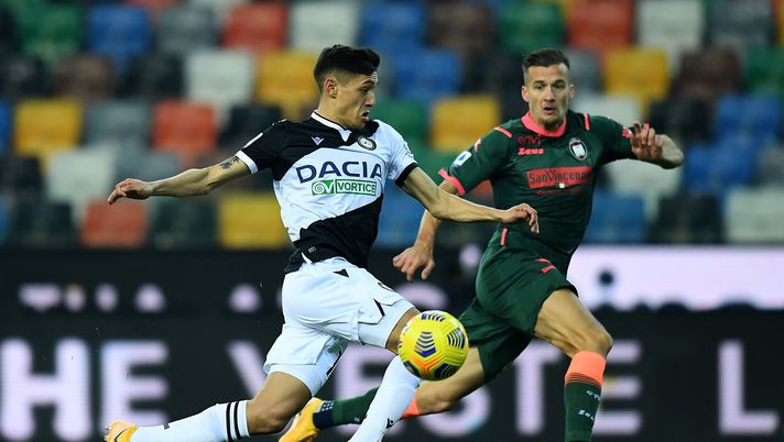 UDINE, ITALY - DECEMBER 15: Nahuel Molina of Udinese Calcio competes for the ball with Arkadiusz Reca of FC Crotone during the Serie A match between Udinese Calcio and FC Crotone at Dacia Arena on December 15, 2020 in Udine, Italy. (Photo by Alessandro Sabattini/Getty Images) Difficoltà sulla formula per Odriozola: si guarda a Dalot e ad Udine - immagine 1