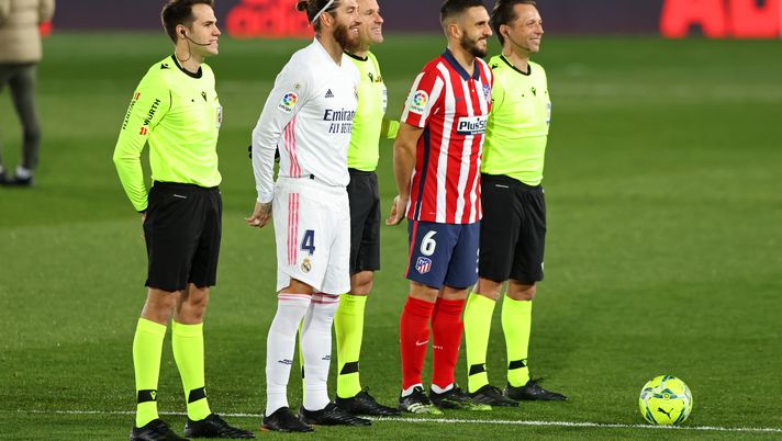 MADRID, SPAIN - DECEMBER 12: (L-R) Assistant referee Iker De Francisco Grijalba, Sergio Ramos of Real Madrid, match referee Antonio Miguel Mateu Lahoz, Koke of Atletico de Madrid and assistant referee Pau Cebrian Devis pose for a photo prior to the La Liga Santander match between Real Madrid and Atletico de Madrid at Estadio Alfedo Di Stefano on December 12, 2020 in Madrid, Spain. Sporting stadiums around Spain remain under strict restrictions due to the Coronavirus Pandemic as Government social distancing laws prohibit fans inside venues resulting in games being played behind closed doors. (Photo by Angel Martinez/Getty Images) MADRID, SPAIN - DECEMBER 12: (L-R) Assistant referee Iker De Francisco Grijalba, Sergio Ramos of Real Madrid, match referee Antonio Miguel Mateu Lahoz, Koke of Atletico de Madrid and assistant referee Pau Cebrian Devis pose for a photo prior to the La Liga Santander match between Real Madrid and Atletico de Madrid at Estadio Alfedo Di Stefano on December 12, 2020 in Madrid, Spain. Sporting stadiums around Spain remain under strict restrictions due to the Coronavirus Pandemic as Government social distancing laws prohibit fans inside venues resulting in games being played behind closed doors. (Photo by Angel Martinez/Getty Images)