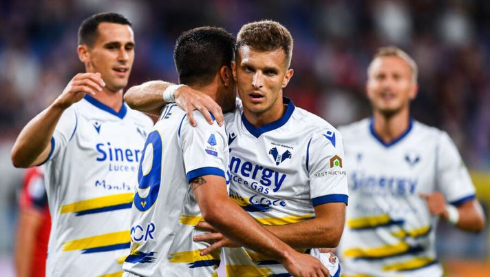 GENOA, ITALY - SEPTEMBER 25: Giovanni Simeone of Hellas Verona (2nd from L) celebrates with his team-mates Kevin Lasagna, Darko Lazovic and Antonin Barak after scoring a goal during the Serie A match between Genoa CFC and Hellas Verona FC at Stadio Luigi Ferraris on September 25, 2021 in Genoa, Italy. (Photo by Getty Images) Ecco sei centrocampisti per la 21ma giornata al fantacalcio, dalle certezze ai low cost- immagine 1