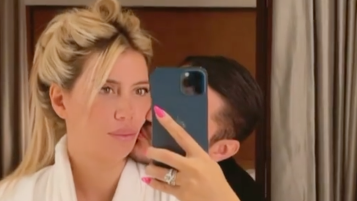 Icardi bacia la sua Wanda. Maurito: “Da Dubai con tanto amore”  Icardi bacia la sua Wanda. Maurito: “Da Dubai con tanto amore” - immagine 1